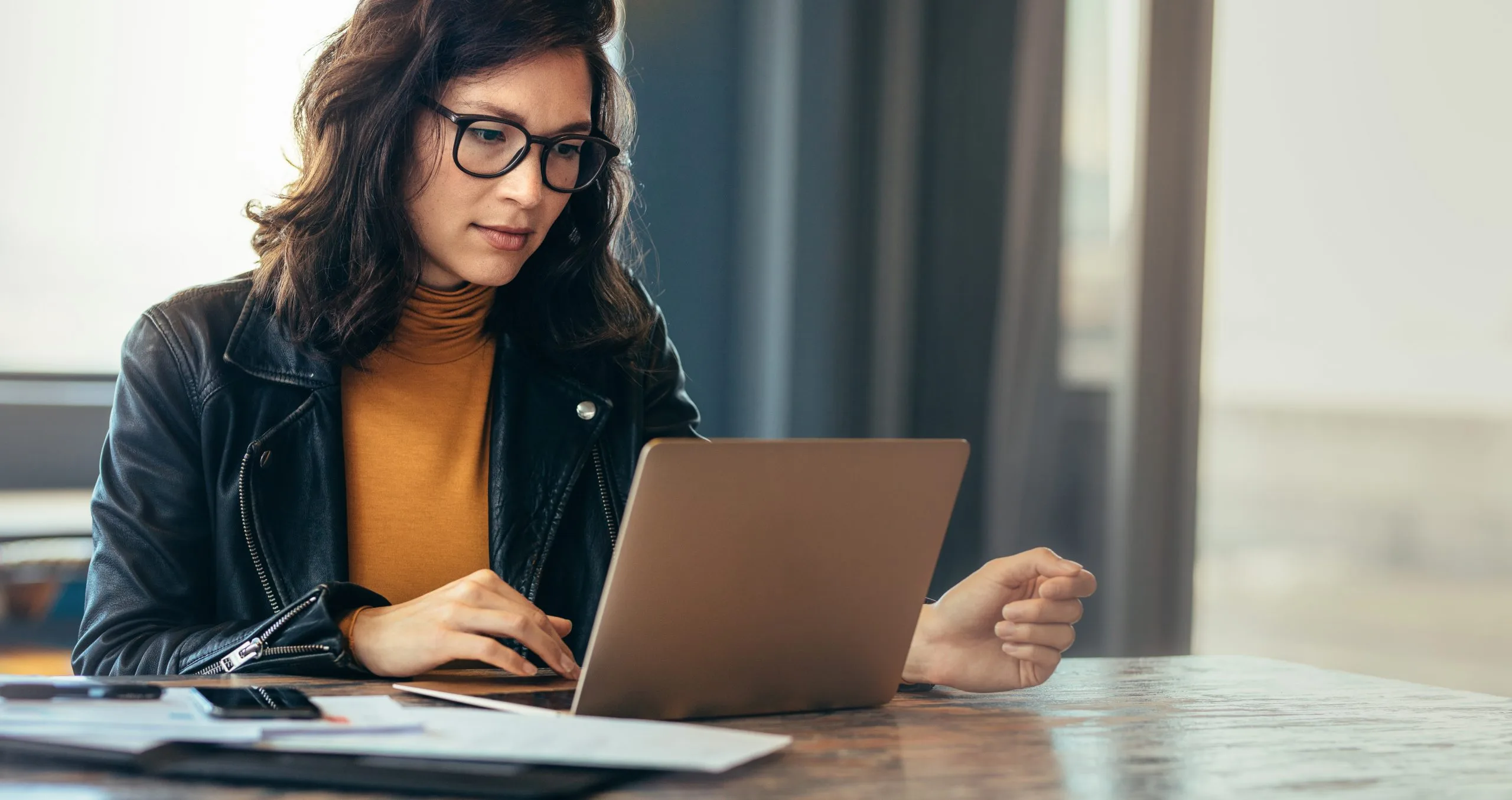 Asiático, Mulher, Trabalhando, Laptop., O negócio, Mulher, Ocupado, Trabalhando, Ligado, Laptop